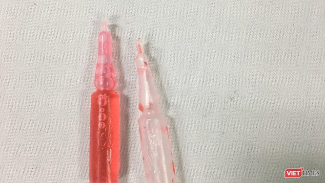 Ống thuốc diệt chuột có màu sắc sặc sỡ chứa hóa chất đã bị cấm 10 năm từng khiến 6 trẻ ở Chương Mỹ ngộ độc, cấp cứu tại Trung tâm Chống đôc, Bệnh viện Bạch Mai (Ảnh: C.L) Ống thuốc diệt chuột có màu sắc sặc sỡ chứa hóa chất đã bị cấm 10 năm từng khiến 6 trẻ ở Chương Mỹ ngộ độc, cấp cứu tại Trung tâm Chống đôc, Bệnh viện Bạch Mai (Ảnh: C.L)