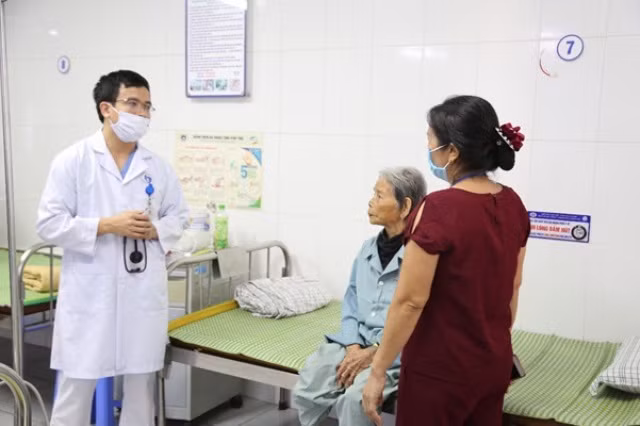 BS. Đỗ Viết Thắng trao đổi với người nhà về tình trạng sức khỏe của cụ bà (Ảnh: BVCC)