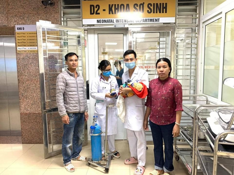 Các bác sĩ tại Khoa Sơ sinh điều trị cho bệnh nhi (Ảnh: BVCC)