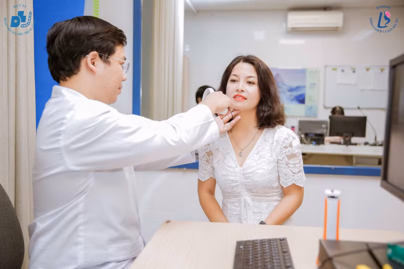 BSCKII. Nguyễn Tiến Thành khám bệnh cho bệnh nhân (Ảnh: BVCC)