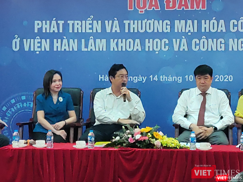 TS. Phạm Hồng Quất – Cục trưởng Cục Phát triển thị trường – Doanh nghiệp và khoa học công nghệ (áo trắng cầm mic ở giữa) (Ảnh: Minh Thúy)