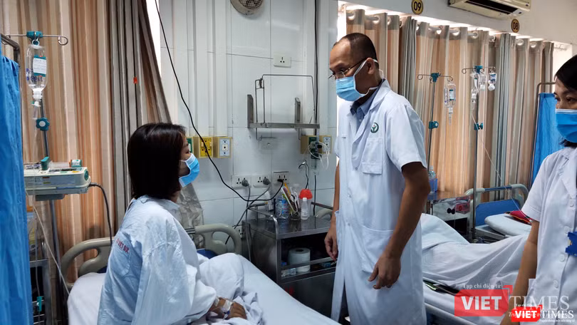 BS. Hà thăm hỏi tình hình bệnh nhân (Ảnh: Minh Thúy)