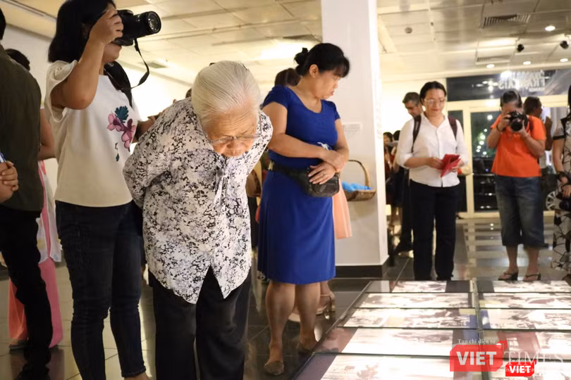 Cụ bà hoài niệm về "gánh hàng rong"