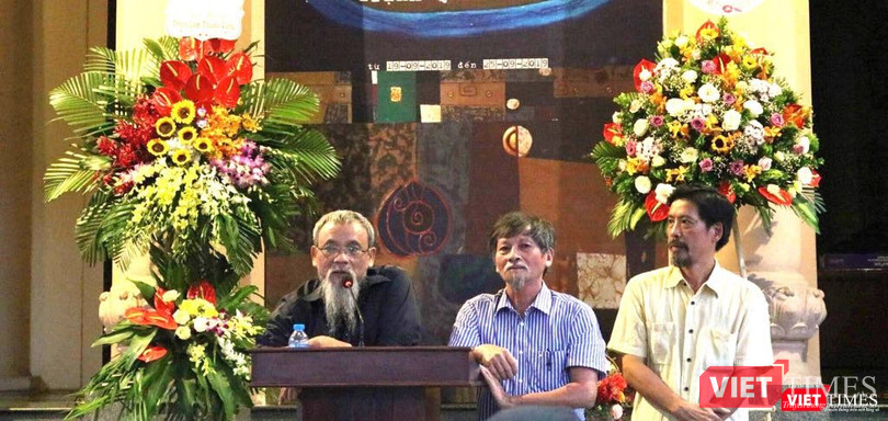 Họa sĩ Lý Trực Sơn (ở giữa) và họa sĩ Trịnh Quốc Chiến (bên phải) tại triển lãm "Bạn Nghề". Ảnh: Minh Thúy