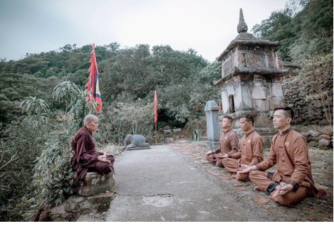 Ảnh Sư Cụ Thích Thiện Tâm truyền nhân thiền phái Trúc Lâm Yên tử Phật Hoàng đang truyền dạy Thiền dưỡng sinh tâm thể tại Am Ngọa Vân, Đông Triều, Quảng Ninh.