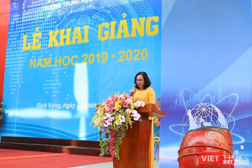 Cô Lê Thị Thúy Nga - Bí thư chi bộ - Hiệu trưởng Trường THCS Dịch Vọng