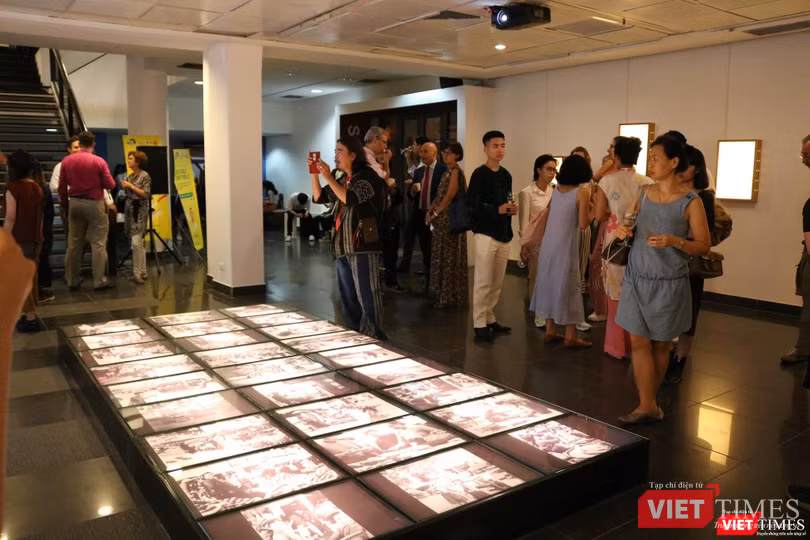 Khách tham quan triển lãm
