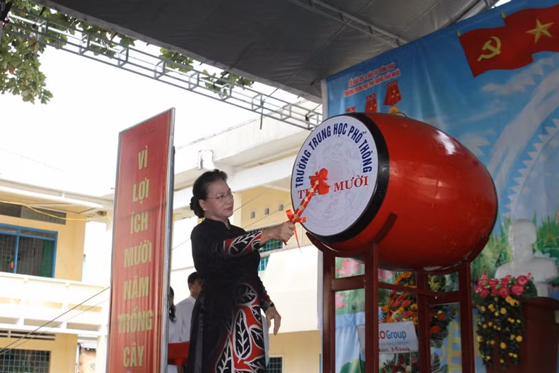 Chủ tịch Quốc Hội Nguyễn Thị Kim Ngân tại Trường THPT Tháp Mười