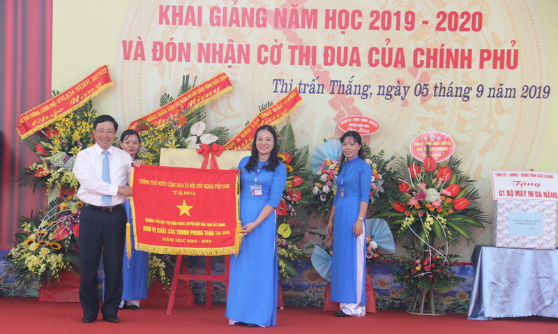Phó Thủ tướng Chính phủ Phạm Bình Minh trao Cờ thi đua đơn vị xuất sắc năm học 2018-2019 của Thủ tướng Chính phủ cho Trường Tiểu học thị trấn Thắng.