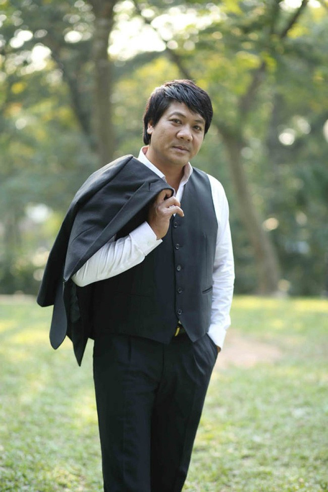 NSND Quốc Hưng đảm nhiệm vai trò Tổng đạo diễn đồng thời là ca sĩ trong chương trình Nhớ mùa thu Hà Nội