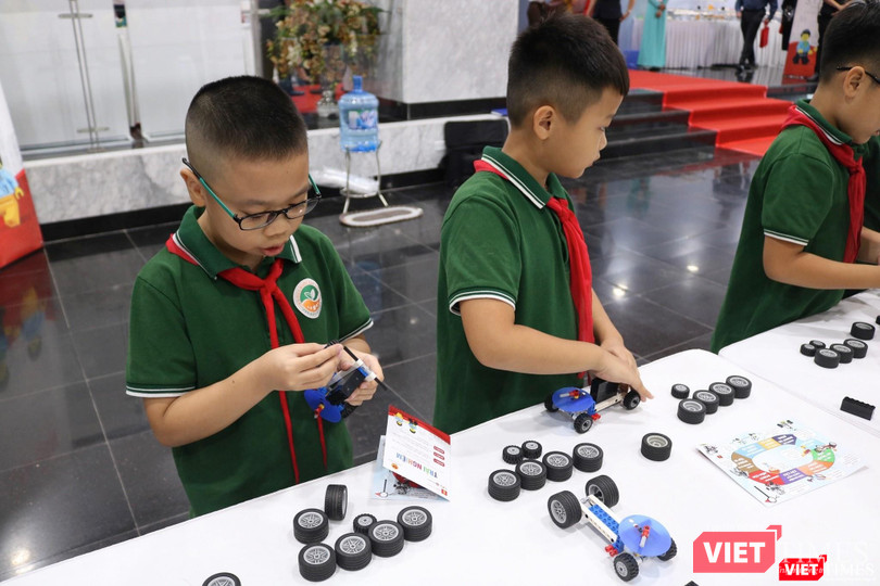 Học sinh hào hứng với trò chơi "xe trượt dốc"