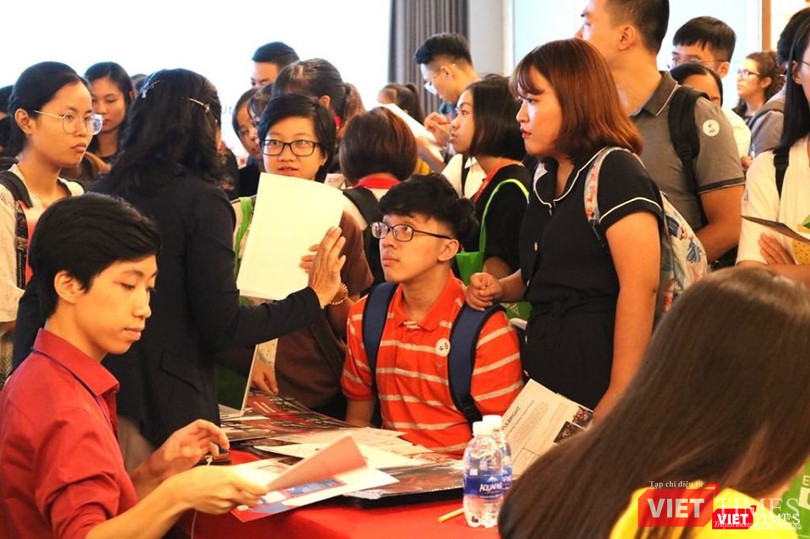 Từ sớm đã có rất đông học sinh, sinh viên đến tham gia triển lãm, nghe tư vấn