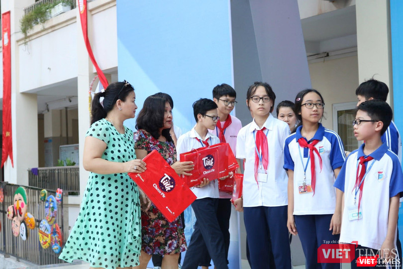 Trao tặng quà cho học sinh có hoàn cảnh khó khăn