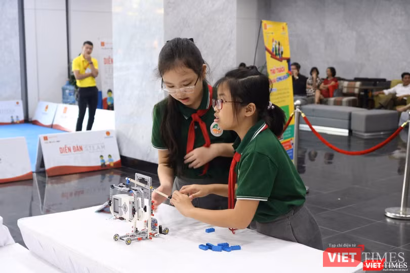 Học sinh với trò chơi "Robot ném còn"