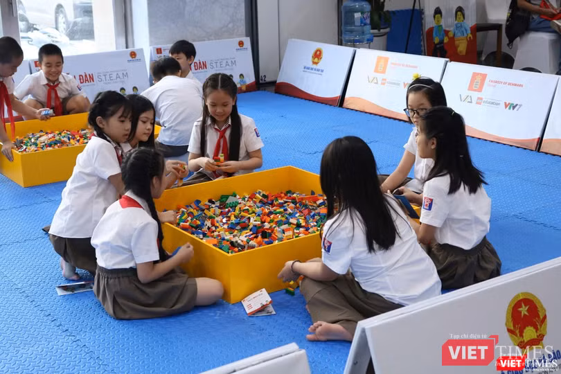 Học sinh chơi trò chơi cùng LEGO