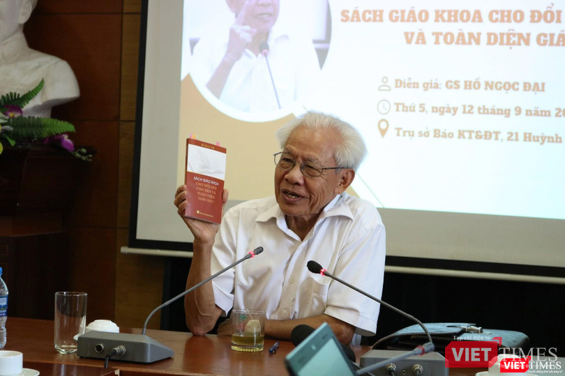 GS. Hồ Ngọc Đại với cuốn "Sách giáo khoa cho đổi mới căn bản và toàn diện giáo dục". Ảnh: Minh Thúy GS. Hồ Ngọc Đại với cuốn "Sách giáo khoa cho đổi mới căn bản và toàn diện giáo dục". Ảnh: Minh Thúy