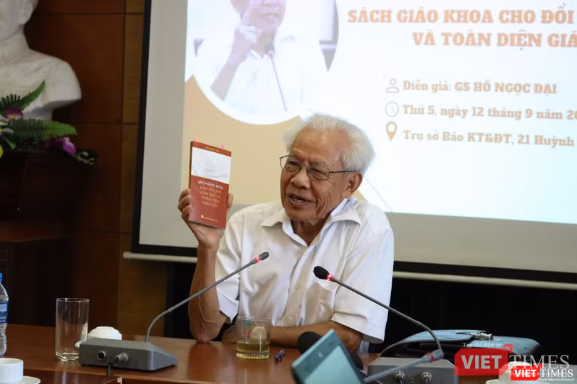GS. Hồ Ngọc Đại với cuốn "Sách giáo khoa cho đổi mới căn bản và toàn diện giáo dục". Ảnh: Minh Thúy