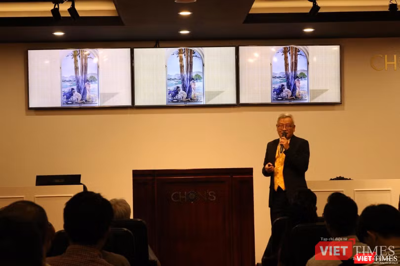 Nhà nghiên cứu Ngô Kim Khôi tại buổi thuyết trình
