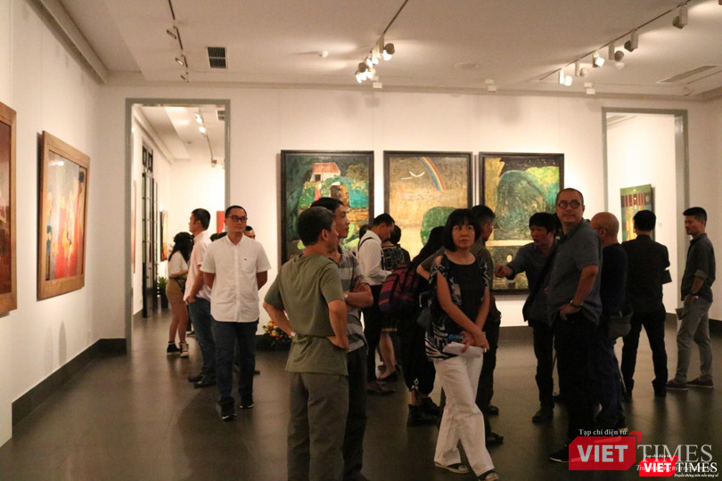 Khách tham quan triển lãm