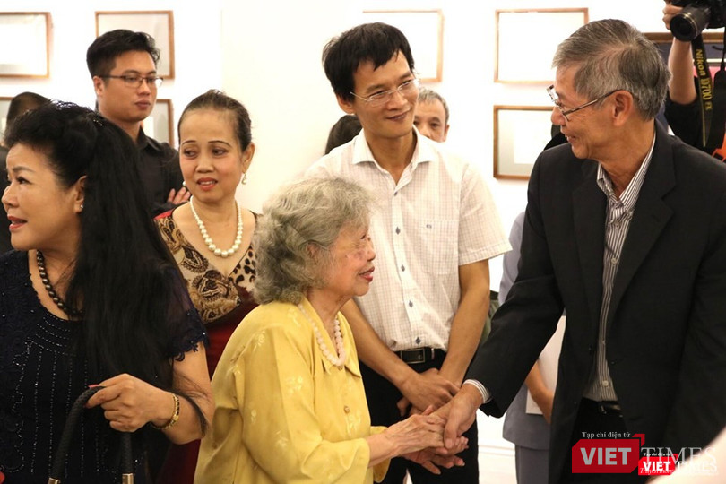 Nhà sưu tập Tira Vanichtheeranont và bà Nguyễn Thị Sính