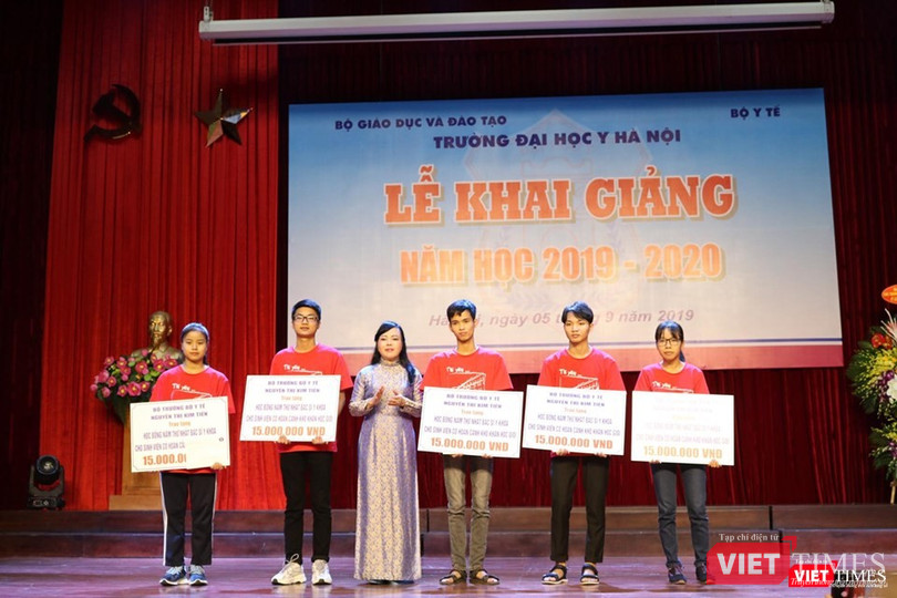 Bộ Trưởng Bộ Y tế Nguyễn Thị Kim Tiến đã trao tặng học bổng khóa học 2019-2025 cho 5 em sinh viên có hoàn cảnh khó khăn. Ảnh: Minh Thúy