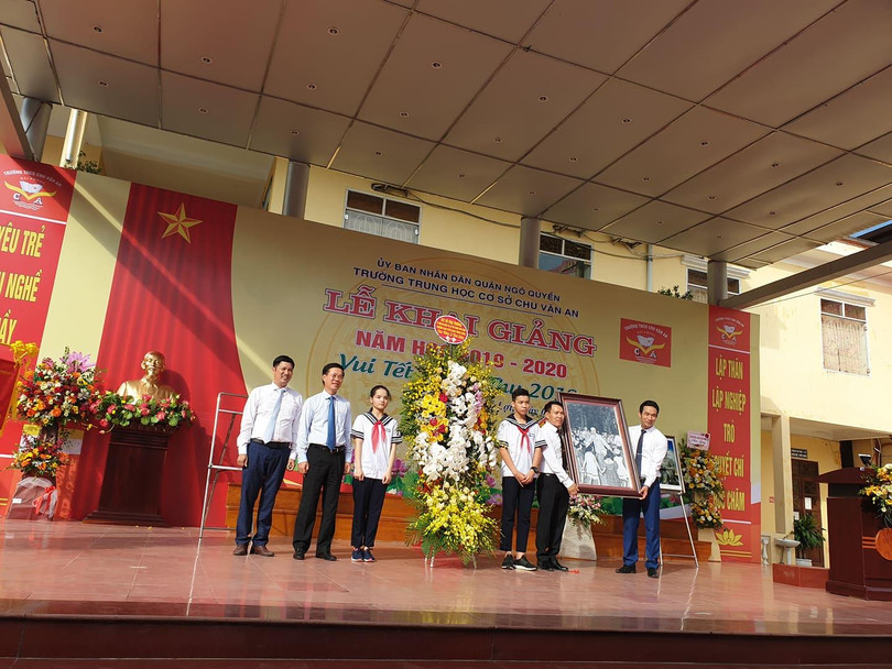 Ông Võ Văn Thưởng - Ủy viên Bộ Chính trị, Bí thư Trung ương Đảng, Trưởng Ban Tuyên giáo Trung ương đã về dự khai giảng năm học mới 2019-2020 tại Trường THCS Chu Văn An