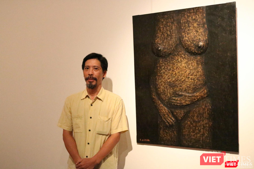 Họa sĩ Trịnh Quốc Chiến bên bức tranh "Người mẹ vĩ đại"