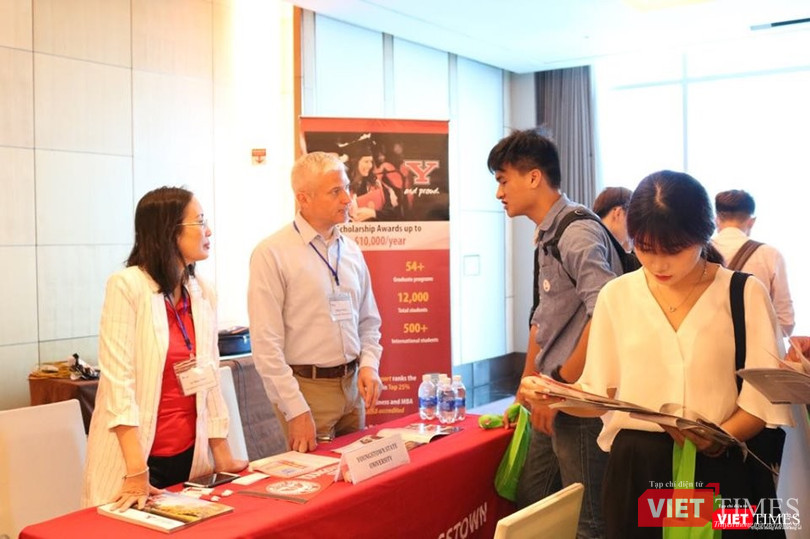 Đại diện Trường YoungStowwn state tư vấn cho sinh viên