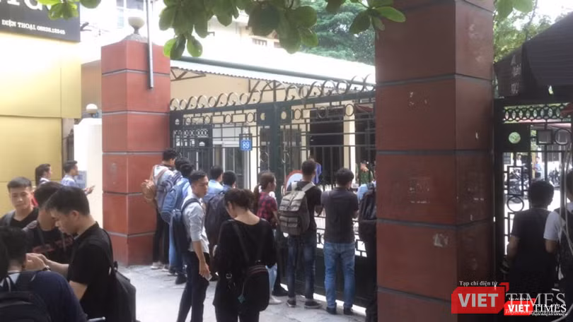 Phóng viên tập trung theo dõi trước cổng ký túc xá Học viện Báo chí và tuyên truyền