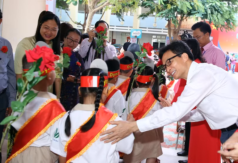 Phó Thủ tướng Vũ Đức Đam dự lễ khai giảng năm học mới cùng thầy trò Trường Tiểu học Lê Văn Tám