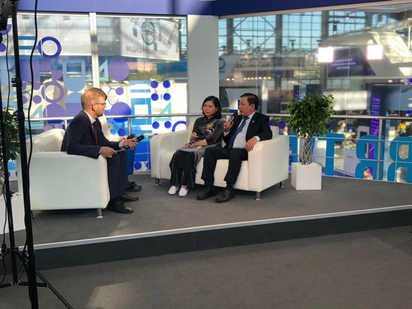 Ông Lê Ngọc Quang - Phó Giám đốc Sở GD&ĐT Hà Nội, đại diện Lãnh đạo thành phố Hà Nội trả lời phỏng vấn trên kênh Truyền hình Mát-xcơ-va