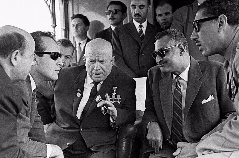 Lãnh đạo Liên Xô Nikita Khrushchev và tổng thống Ai Cập Gamal Nasser năm 1961.