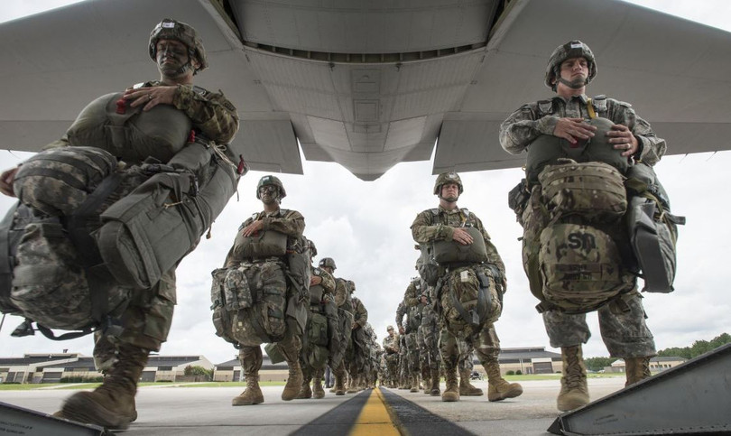 Các binh sĩ NATO gần biên giới Nga. Các binh sĩ NATO gần biên giới Nga.