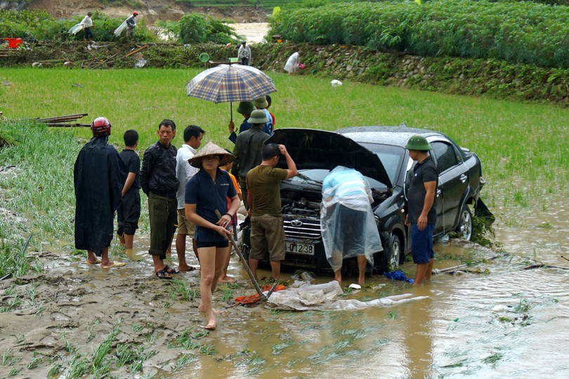 Lũ cũng đẩy 3 chiếc ôtô của người dân trôi cách xa 300m.