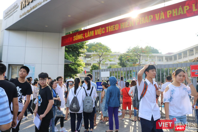 Thí sinh ra về sau khi hoàn thành bài thi . Ảnh: Minh Thúy