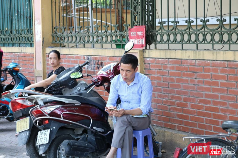 Phụ huynh chờ đợi con thi, sự mệt mỏi, lo lắng thể hiện rõ trên nét mặt. Ảnh: Minh Thúy