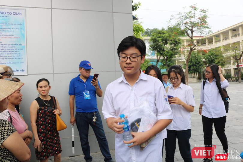 Học sinh ra vê sau khi thi xong môn ngữ văn. Ảnh: Minh Thúy