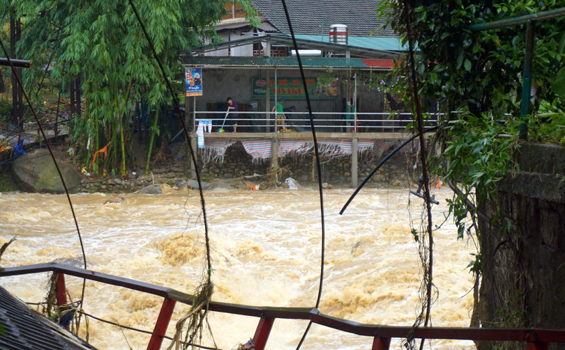Mưa lũ khiến cầu treo nối hai thôn Bản Dền và La Ve đã bị lũ cuốn lật nghiêng, trụ sở UBND xã, trạm y tế và một số trường học tạm thời gián đoạn.