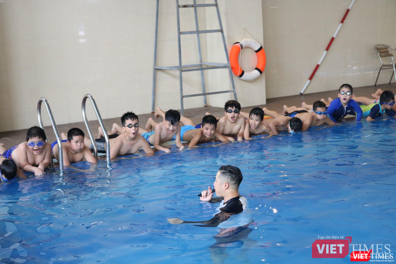 Giáo viên hướng dẫn học sinh học bơi. Ảnh: Minh Thúy