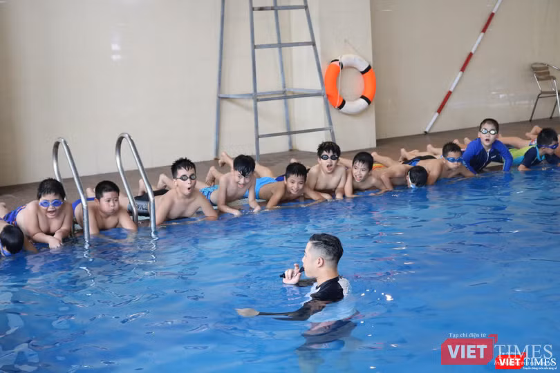Giáo viên hướng dẫn học sinh học bơi. Ảnh: Minh Thúy Giáo viên hướng dẫn học sinh học bơi. Ảnh: Minh Thúy