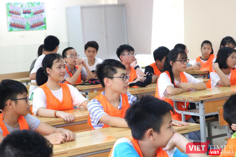 Học sinh chăm chú lắng nghe thầy cô giáo hướng dẫn. Ảnh: Minh Thúy