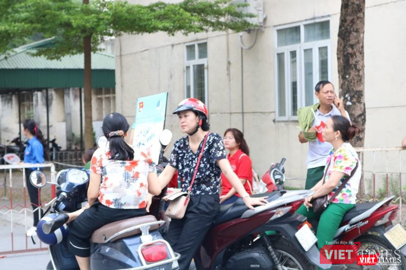 Chờ con thi xong. Ảnh: Minh Thúy