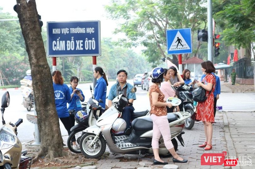 Nhiều phụ huynh lo lắng. Ảnh: Minh Thúy