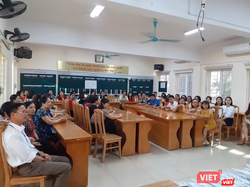 Họp cán bộ coi thi tại điểm thi THCS Dịch Vọng (Cầu Giấy). Ảnh: Minh Thúy