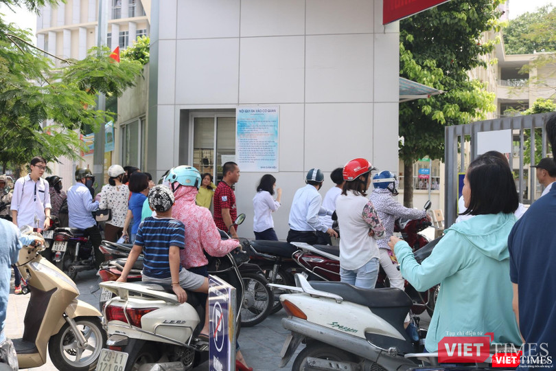 Nhiều phụ huynh sốt ruột chờ con thi xong. Ảnh: Minh Thúy