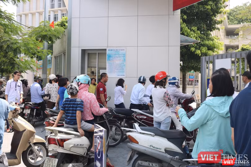 Nhiều phụ huynh sốt ruột chờ con thi xong. Ảnh: Minh Thúy
