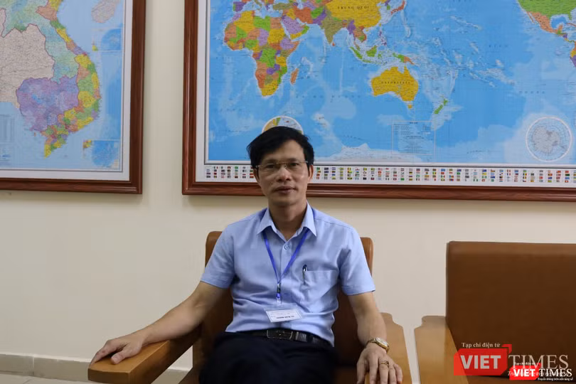 Ông Vũ Đình Hà - Trưởng điểm thi THCS Dịch Vọng (Cầu Giấy). Ảnh: Minh Thúy Ông Vũ Đình Hà - Trưởng điểm thi THCS Dịch Vọng (Cầu Giấy). Ảnh: Minh Thúy