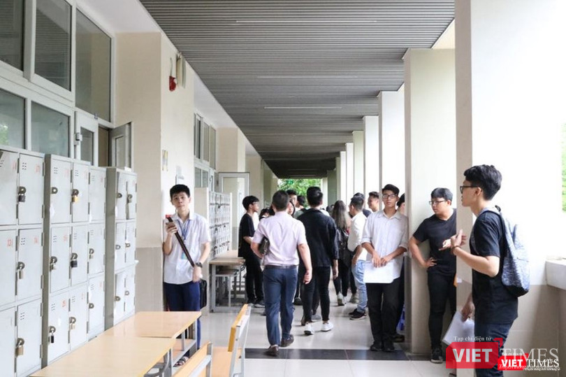 Thí sinh chờ đợi chuẩn bị vào phòng thi tại điểm thi THCS Nghĩa Tân (Cầu Giấy). Ảnh: Minh Thúy