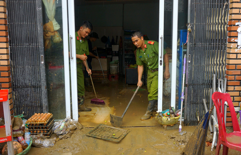 Công an huyện Sa Pa giúp đỡ những gia đình người dân địa phương khắc phục hậu quả của lũ.