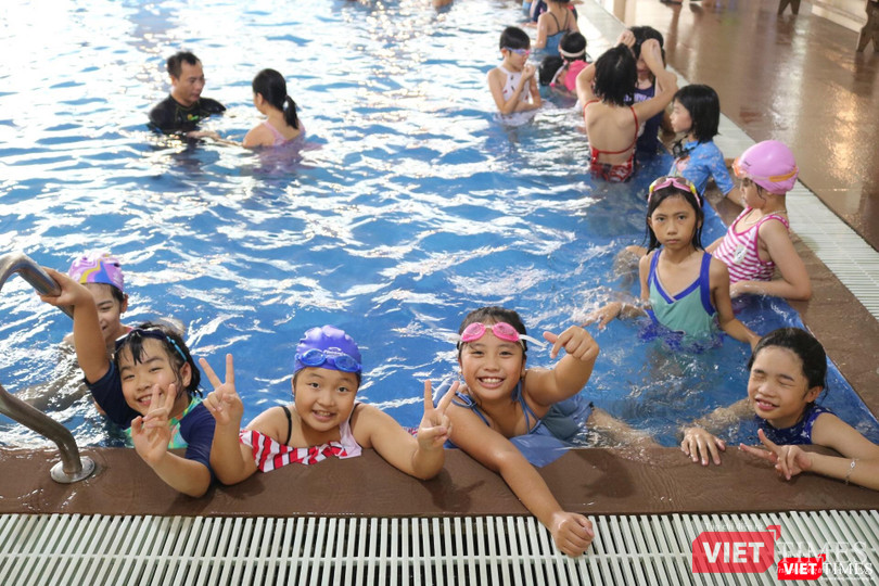 Học sinh hào hứng khi tham gia lớp học bơi. Ảnh: Minh Thúy